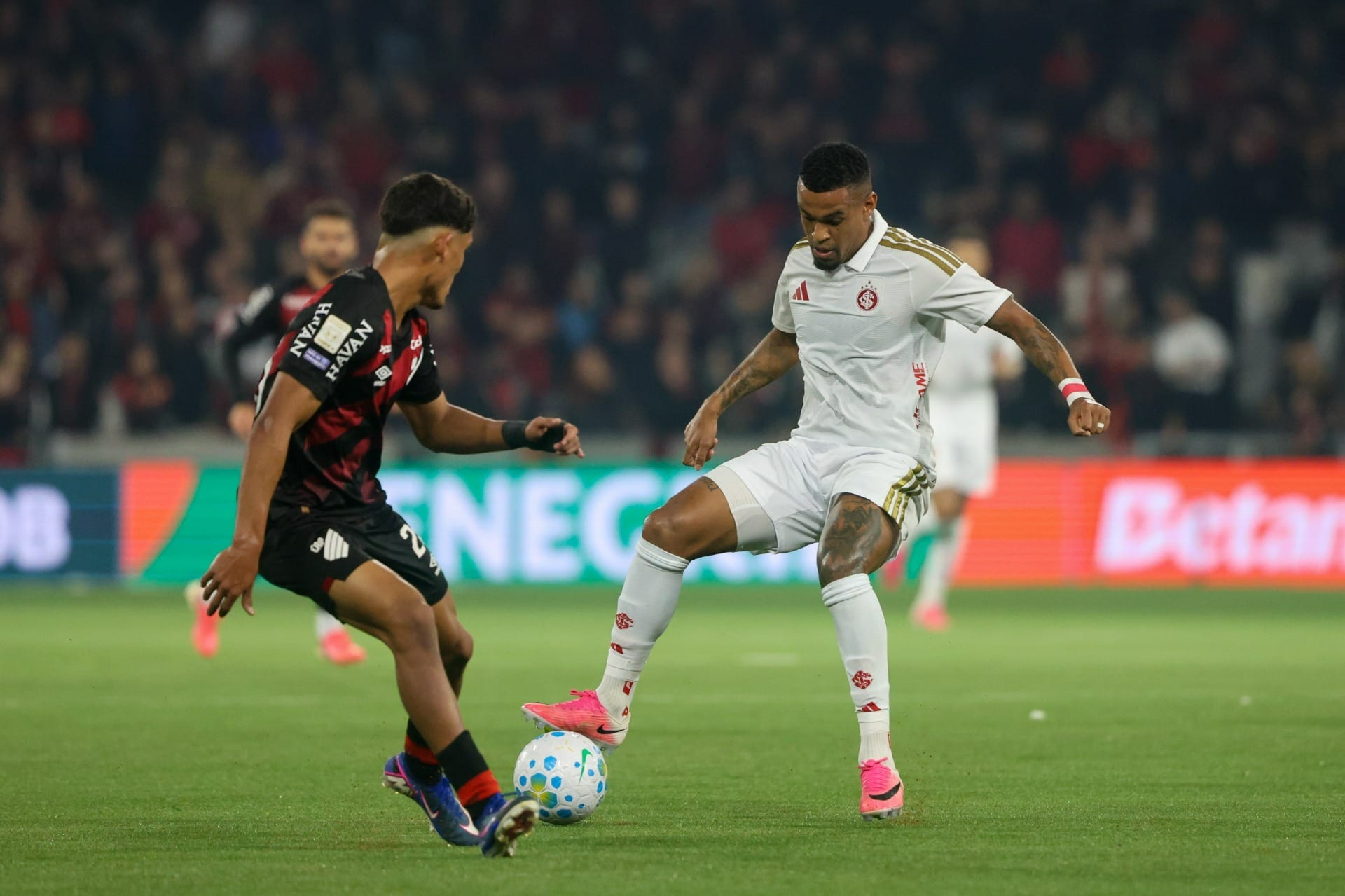 Inter "entrega" gols, perde para Athletico e se complica contra o Z-4