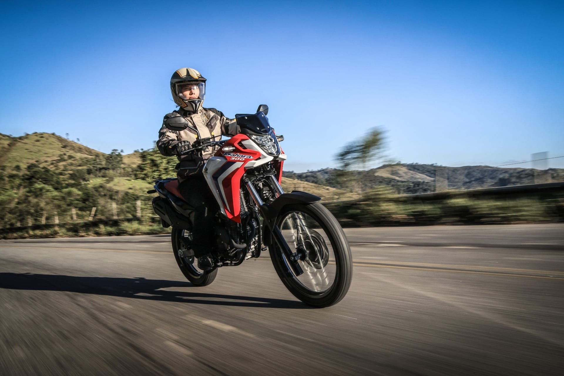 Disponível nas versões Standard, Rally e Adventure, a XRE 300 Sahara 2027 chega às lojas em agosto