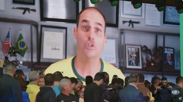 "Flávio está colocando uma mira na cabeça", diz Eduardo em vídeo dos EUA