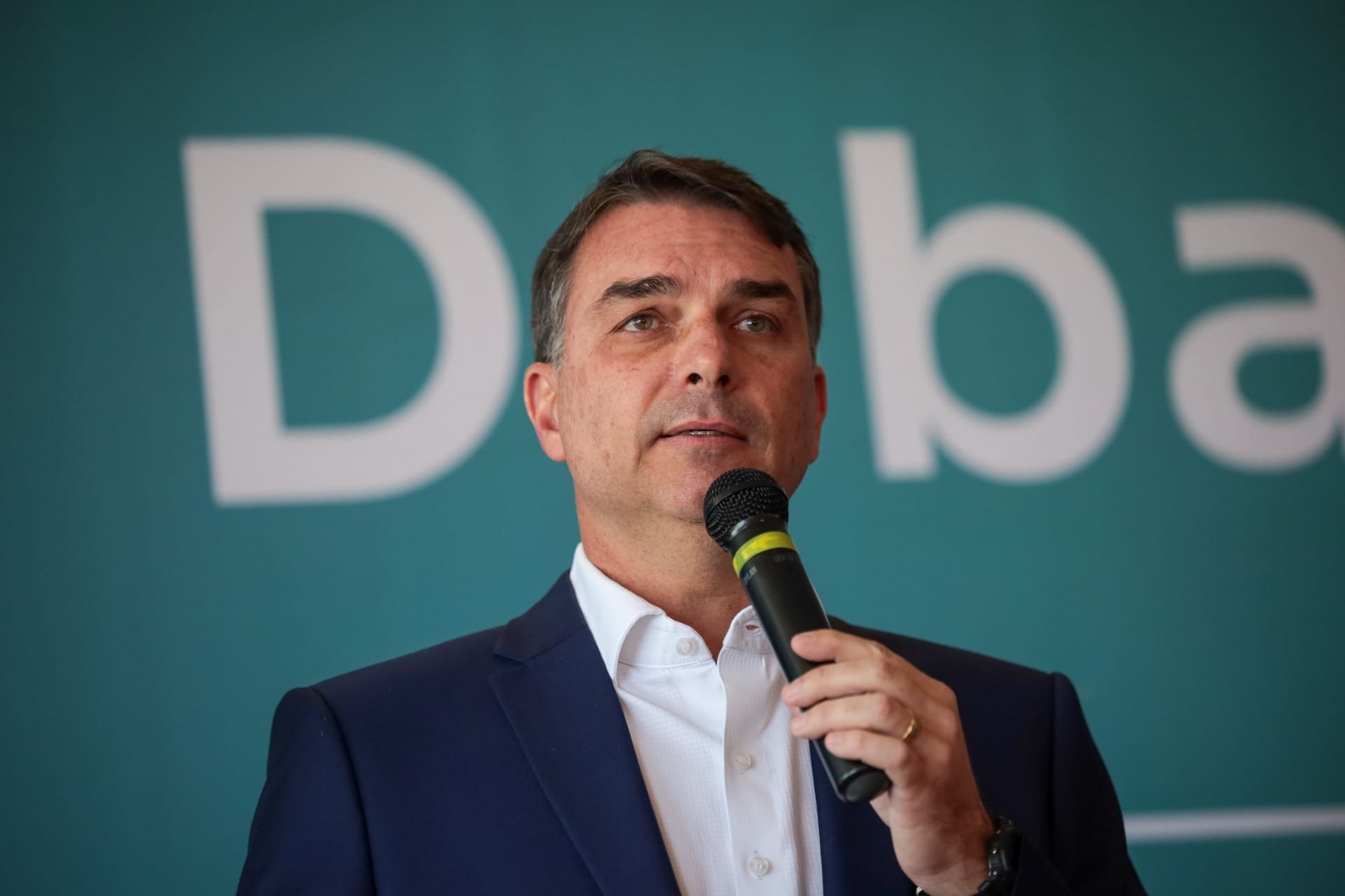 Schüler: bombardeio contra Flávio não afeta pesquisa e deixa eleição aberta