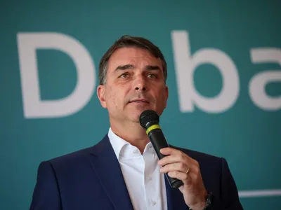 Flávio Bolsonaro anuncia mudanças na campanha; Duda Lima é novo marqueteiro