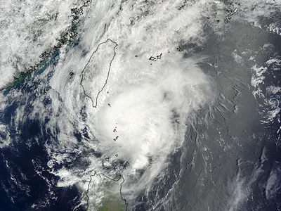 China entra em alerta máximo por tufão e retira 340 mil pessoas às pressas
