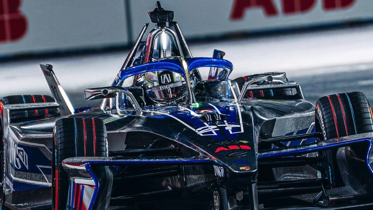 Jake Dennis voa, bate Mortara e conquista a pole do E-Prix de Tóquio