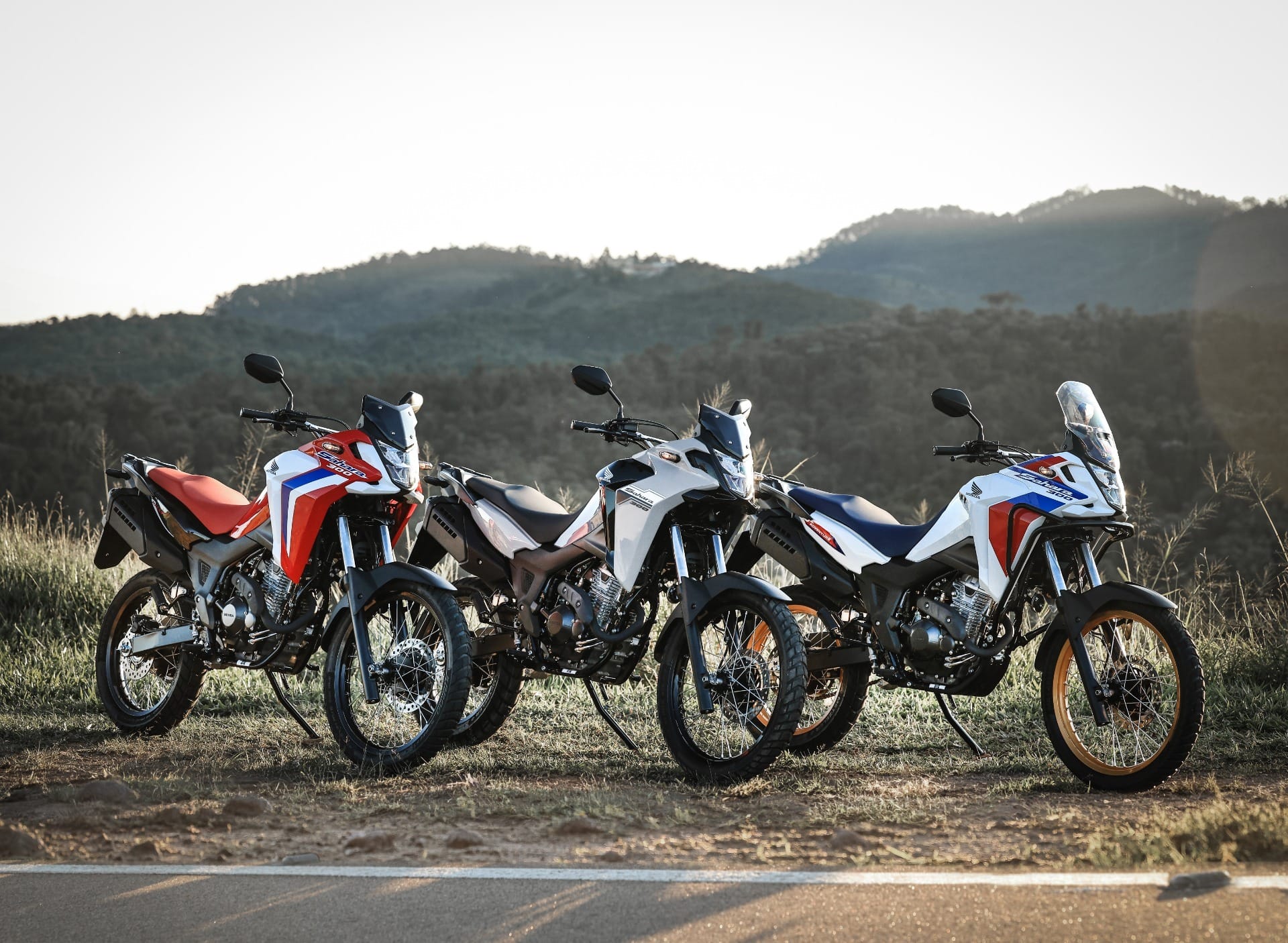 Linha 2027 mantém o motor de 293,5 cm³ e chega com atualizações na suspensão e novos equipamentos
