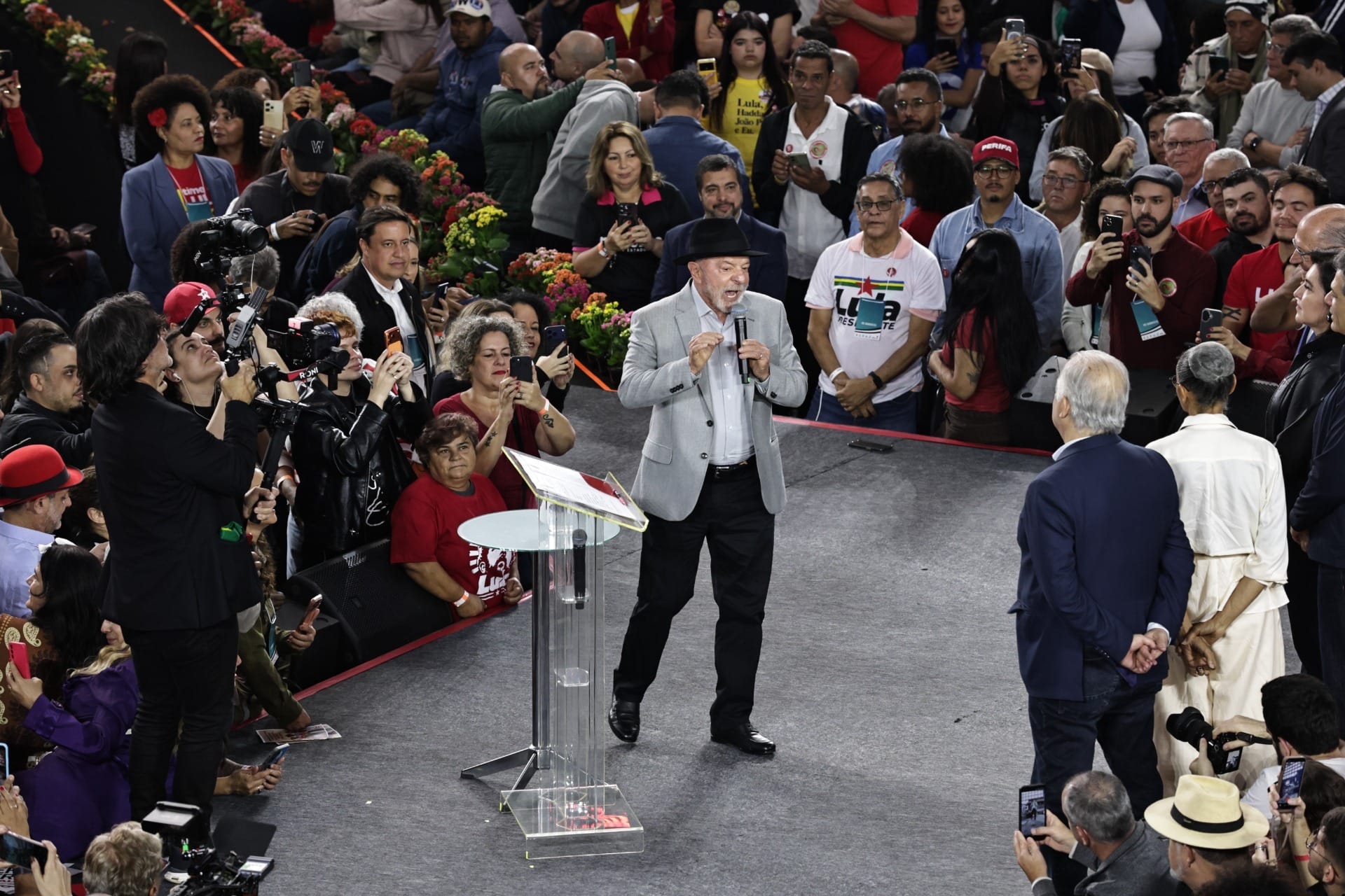 Lula manda recado em ato de Haddad: "Não meta o dedo nas nossas eleições"