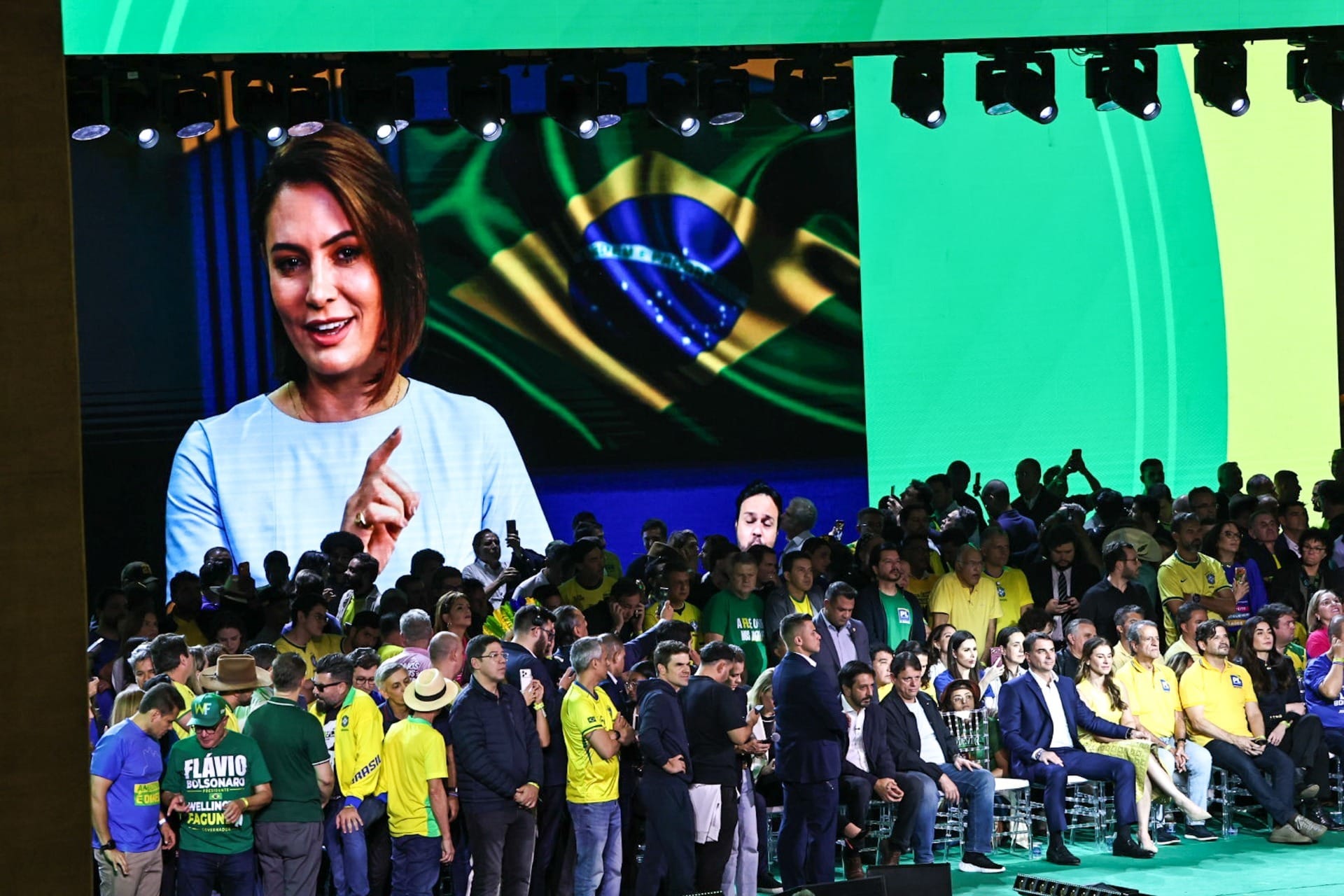 Michelle pede virada com voto feminino e cita Flávio só 1 vez em discurso