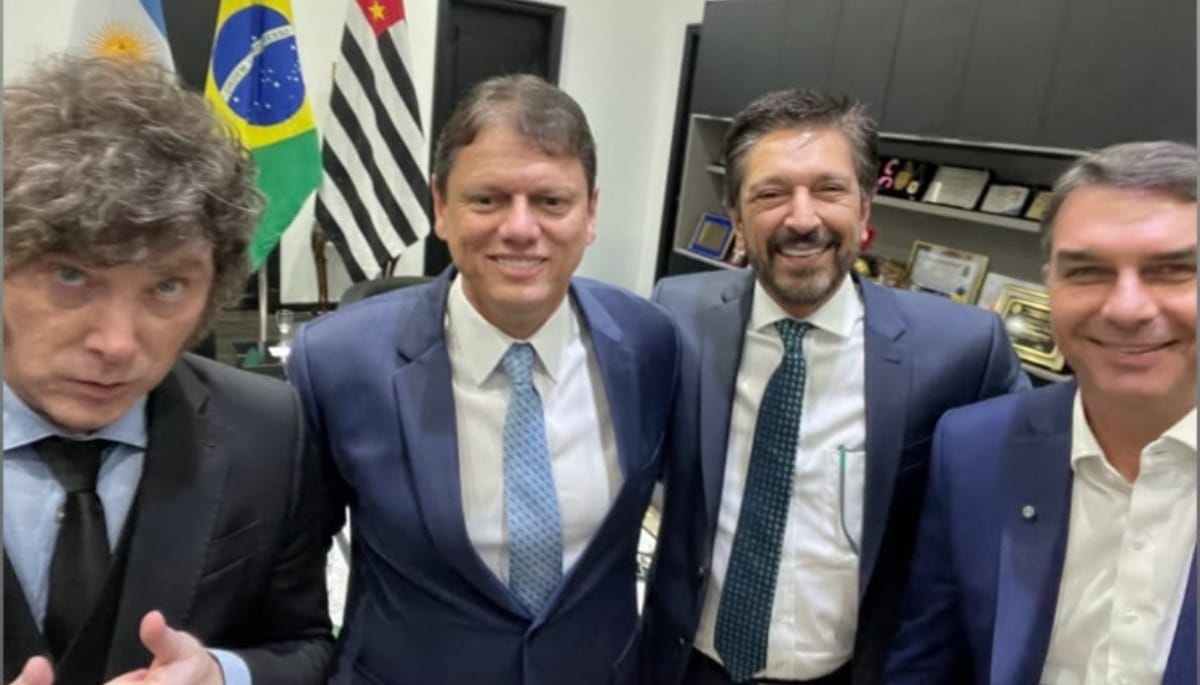 Flávio Bolsonaro posta vídeo com Milei e fala em combater o terrorismo