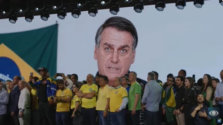 Flávio dribla veto de Moraes e exibe vídeo de apoio de 'Bolsonaro' com IA