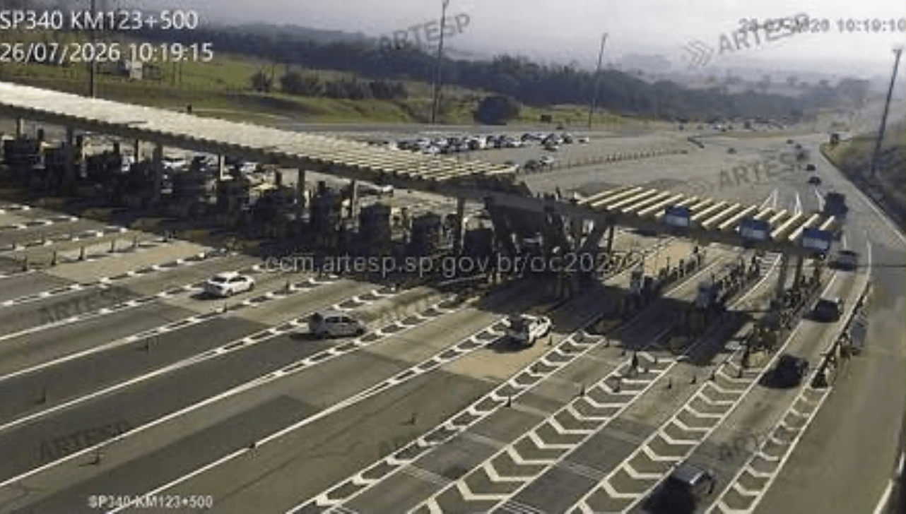 Motorista bate carro em praça de pedágio e derruba teto em Campinas
