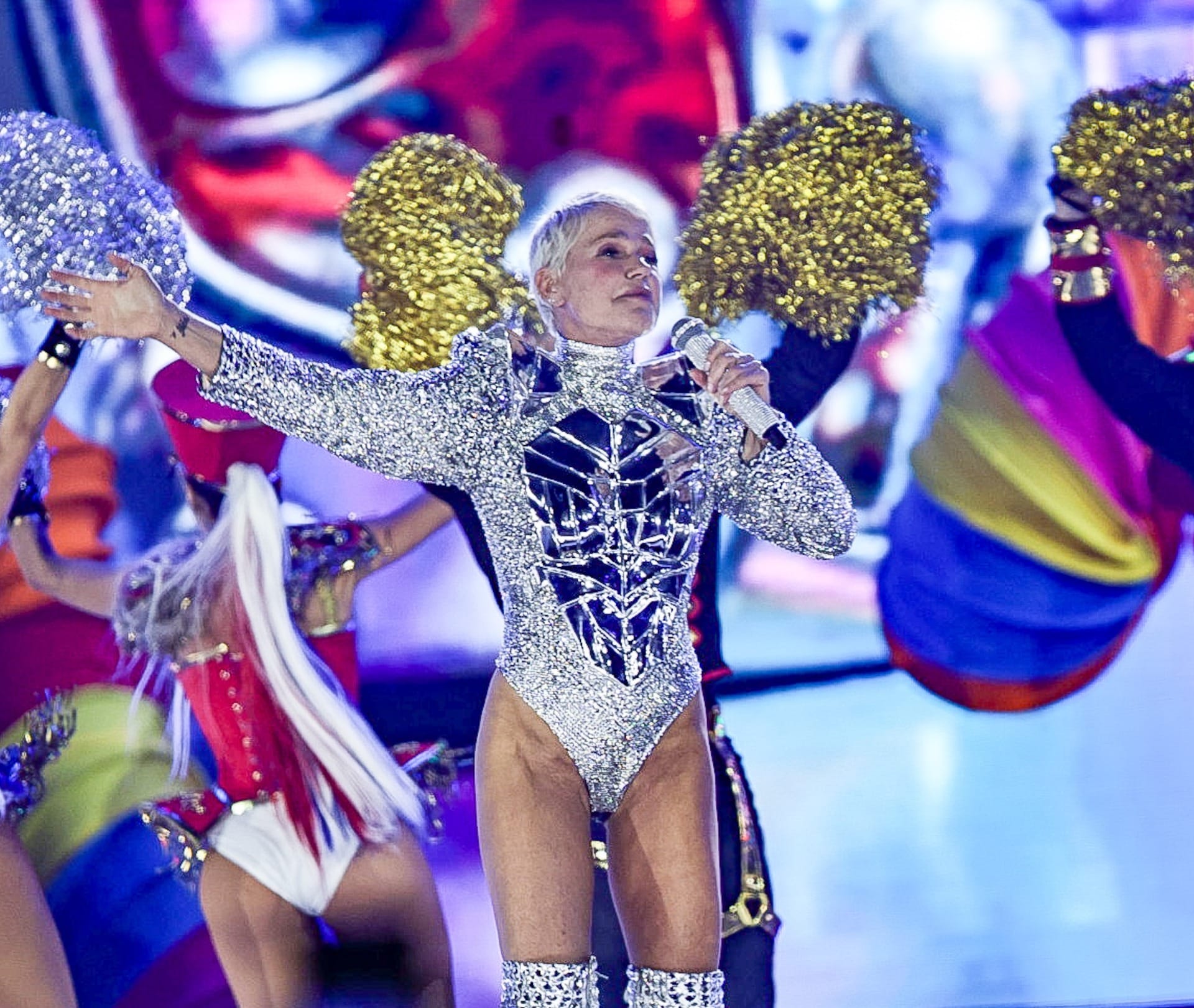 Xuxa estreia turnê de despedida com nave sobrevoando estádio; veja imagens