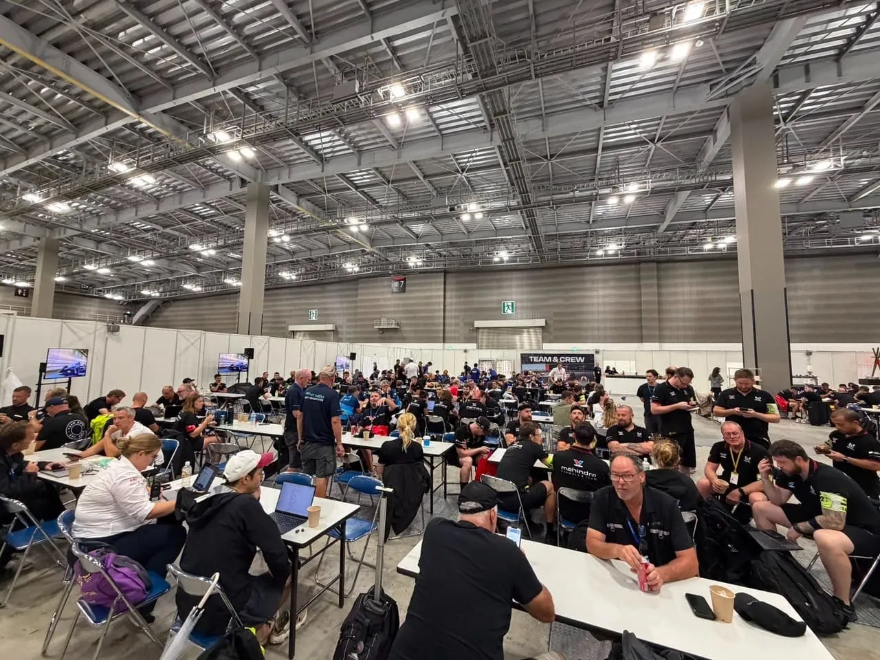 Todos do paddock ficam reunidos durante protocolo