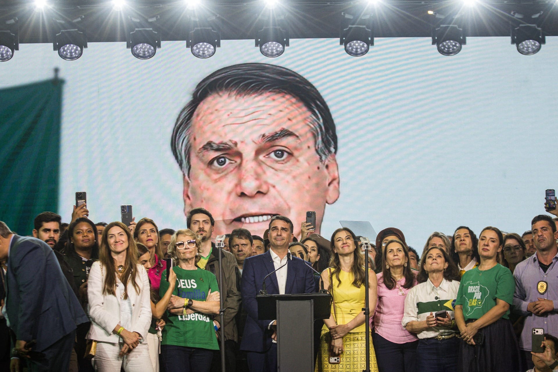 Lindbergh aciona PGR contra Flávio por ato com Milei e IA com Bolsonaro