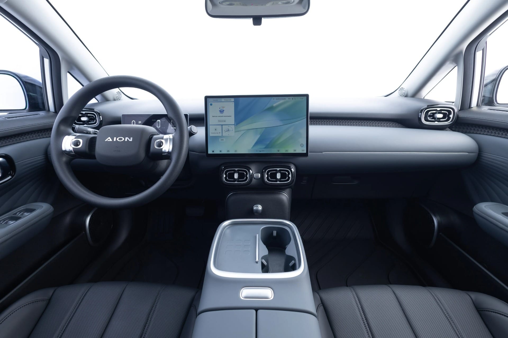 Interior do Aion UT tem central multimídia, quadro digital e recursos de conectividade