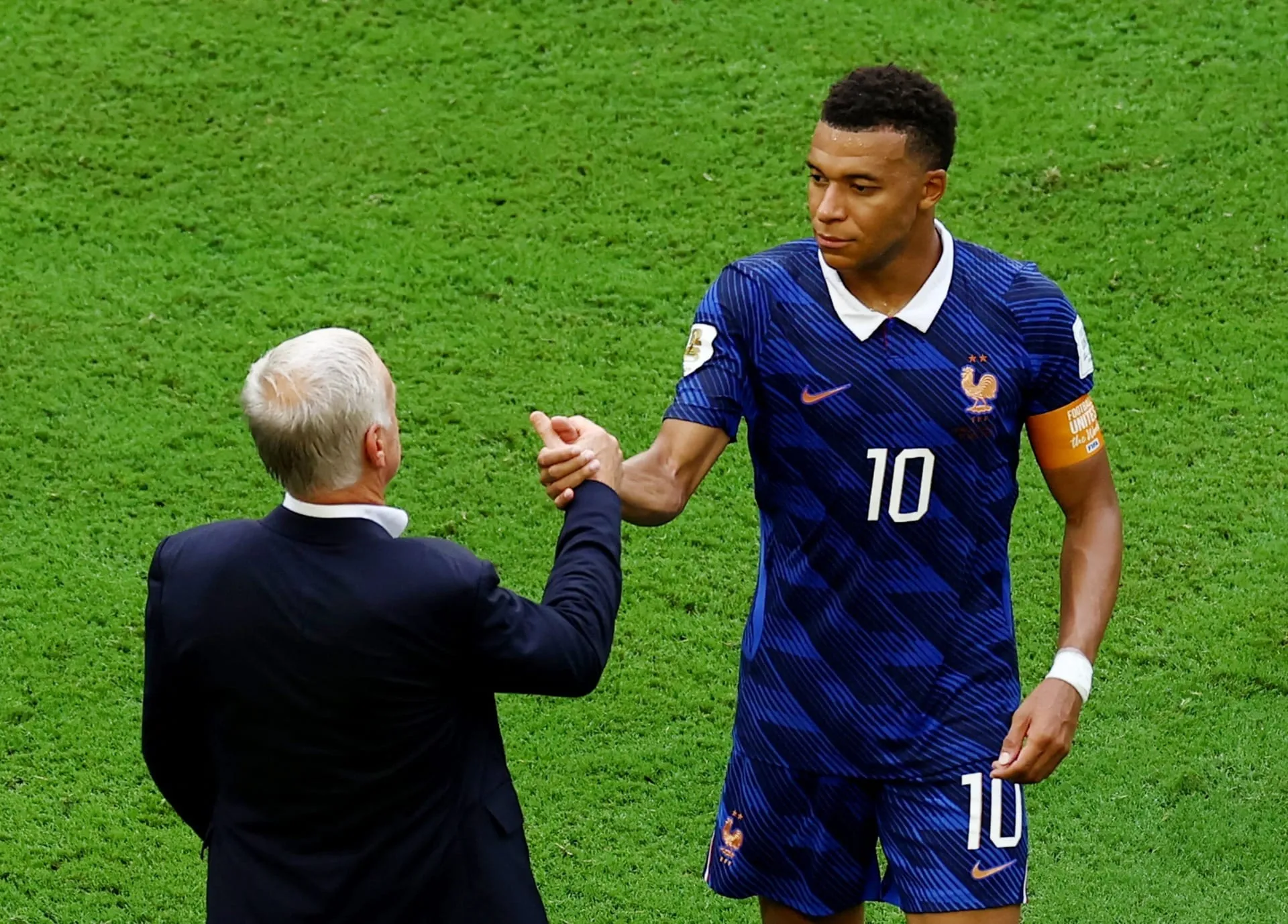 Mbappé e Deschamps após derrota da França para a Inglaterra