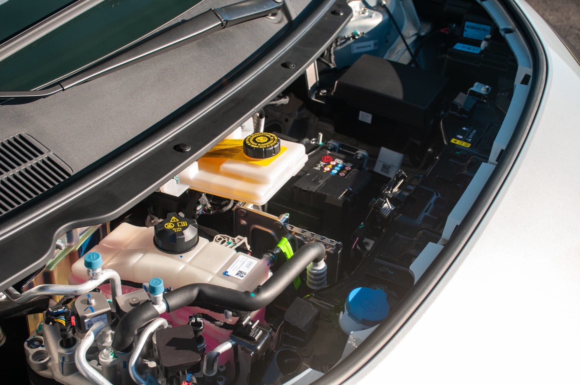 Motor elétrico do hatch entrega 204 cv e funciona com bateria de 44 kWh