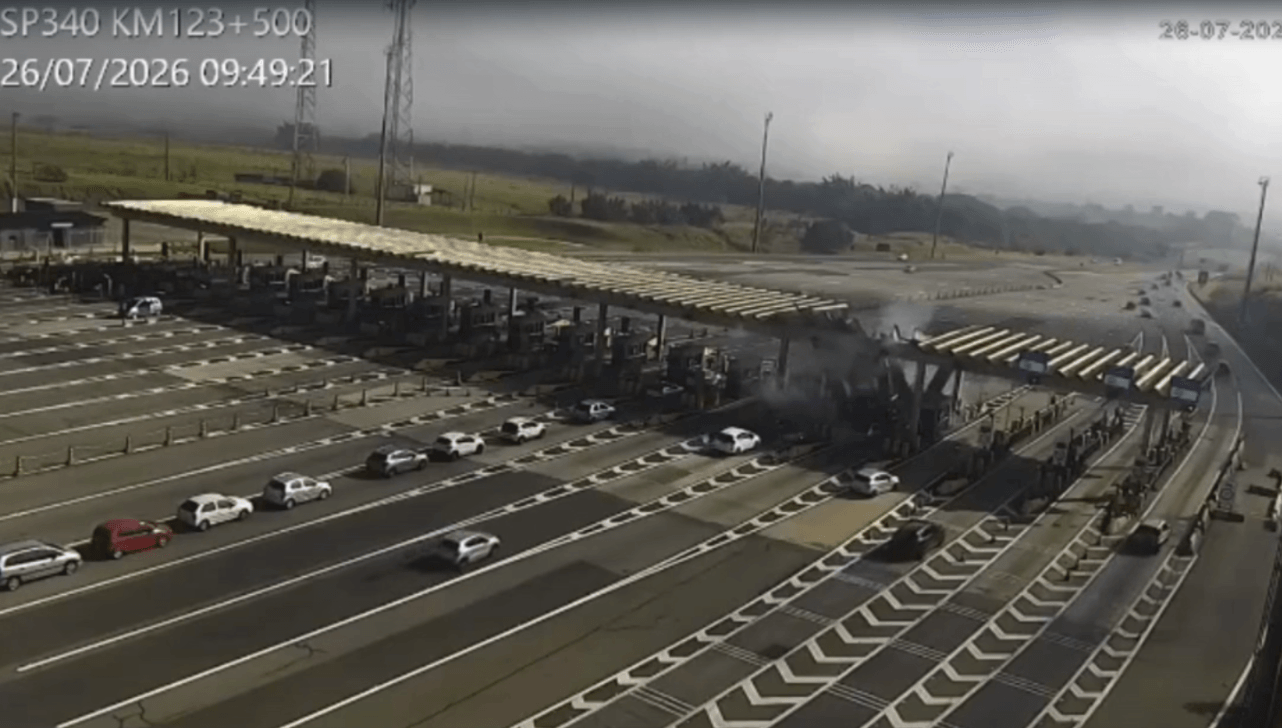 VÍDEO: motorista morre após bater em pedágio e derrubar teto da estrutura