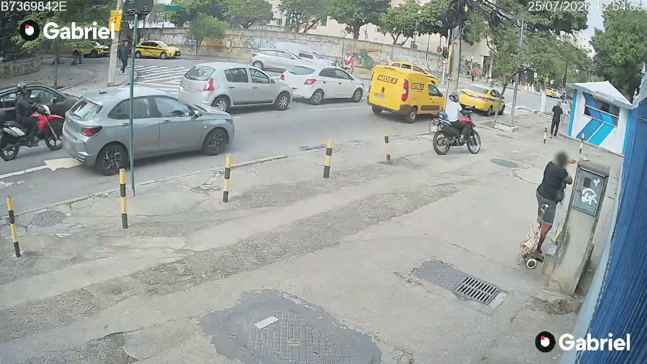 VEJA: policial reage a furto de celular e persegue criminoso na Tijuca