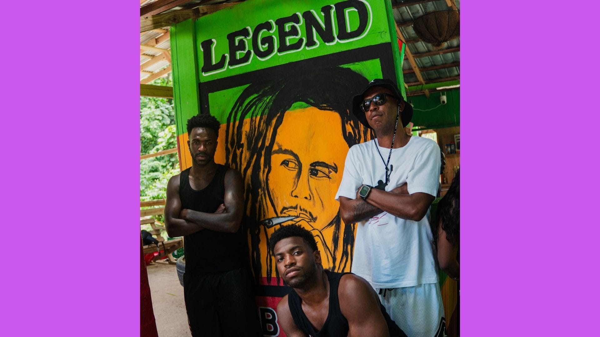 Vini Jr. com o irmão, Neto e o pai, Vinícius Papa, na Jamaica