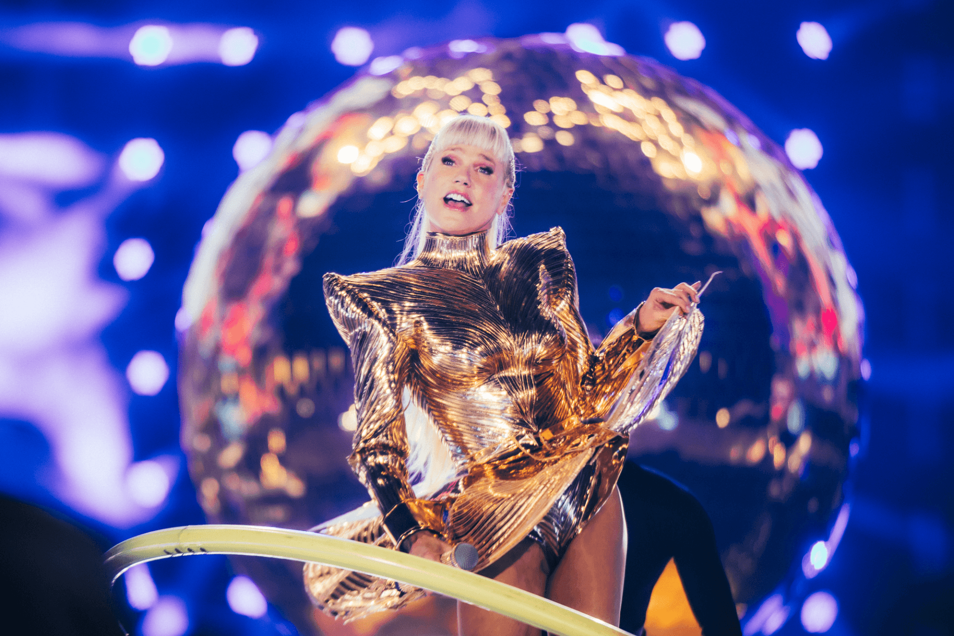 Xuxa responde críticas a figurino cavado em show: "Voo da virilha"