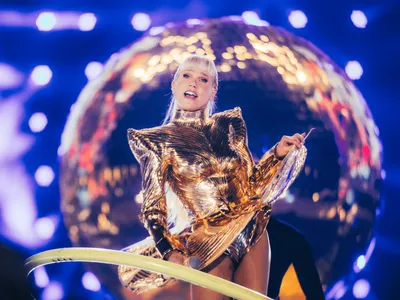 Xuxa responde críticas a figurino cavado em show: "Voo da virilha"