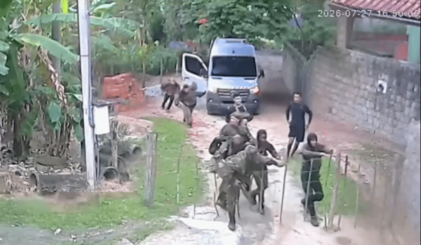 Traficantes camuflados invadem área de milícia na Zona Oeste do Rio