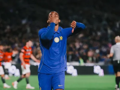 Chelsea vence amistoso com hat-trick de João Pedro e volta de Estêvão