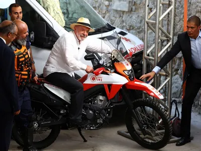 Dia dos presidenciáveis: Flávio depõe à PF e Lula manda recado a Trump