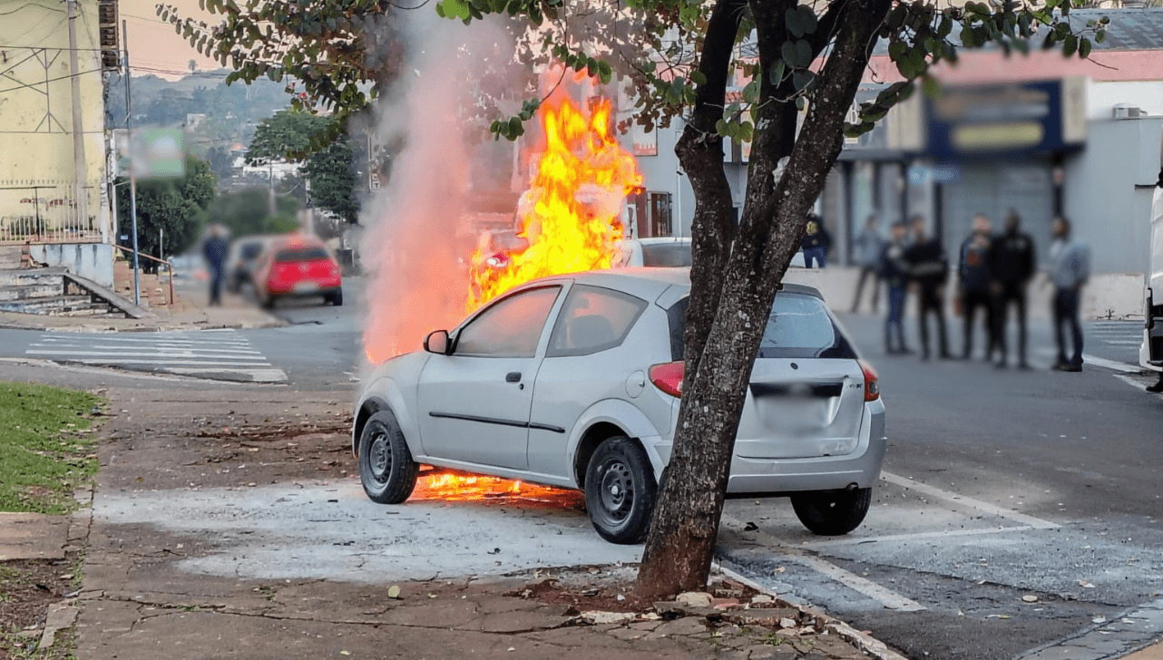 Carro pega fogo na região central de Cosmópolis