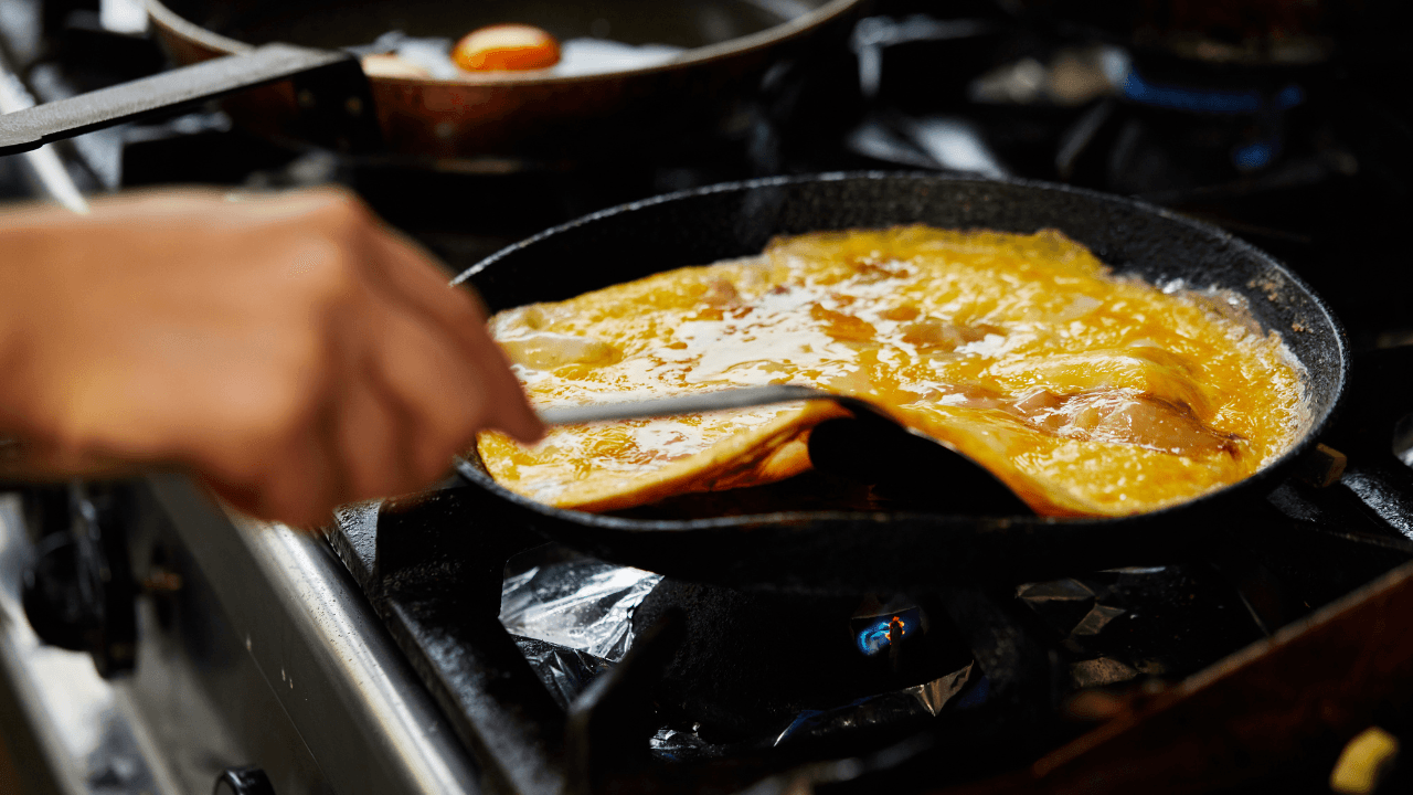 Omelete recheado: truque com cebola caramelizada deixa prato surpreendente