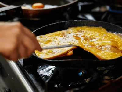 Omelete recheado: truque com cebola caramelizada deixa prato surpreendente