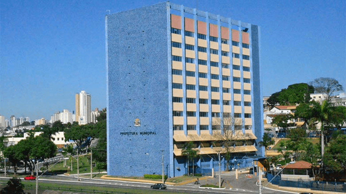 Livro sobre cientistas volta às escolas de SJC após decisão da Justiça
