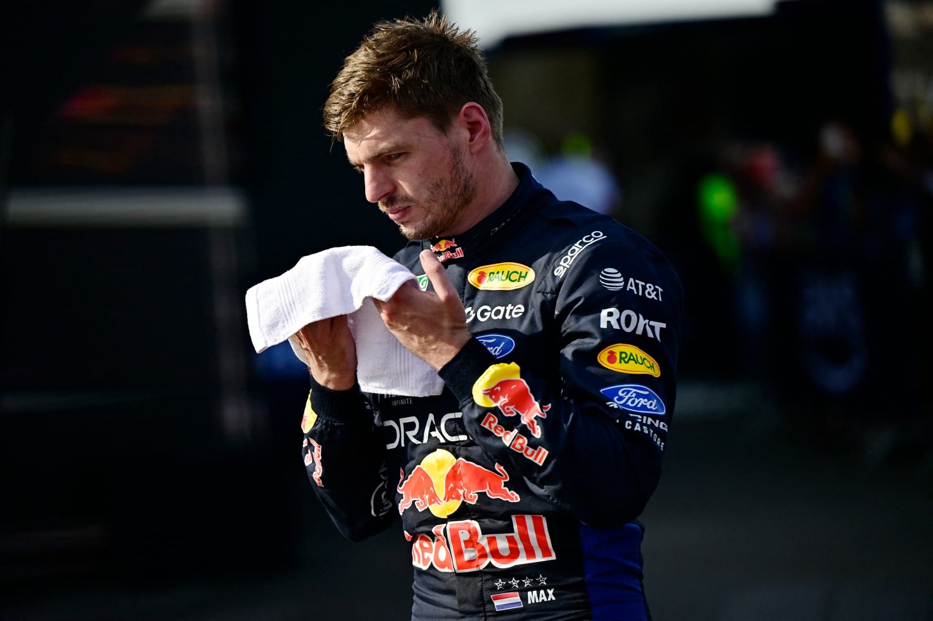 Red Bull oferece novo contrato a Verstappen para eliminar cláusula de saída