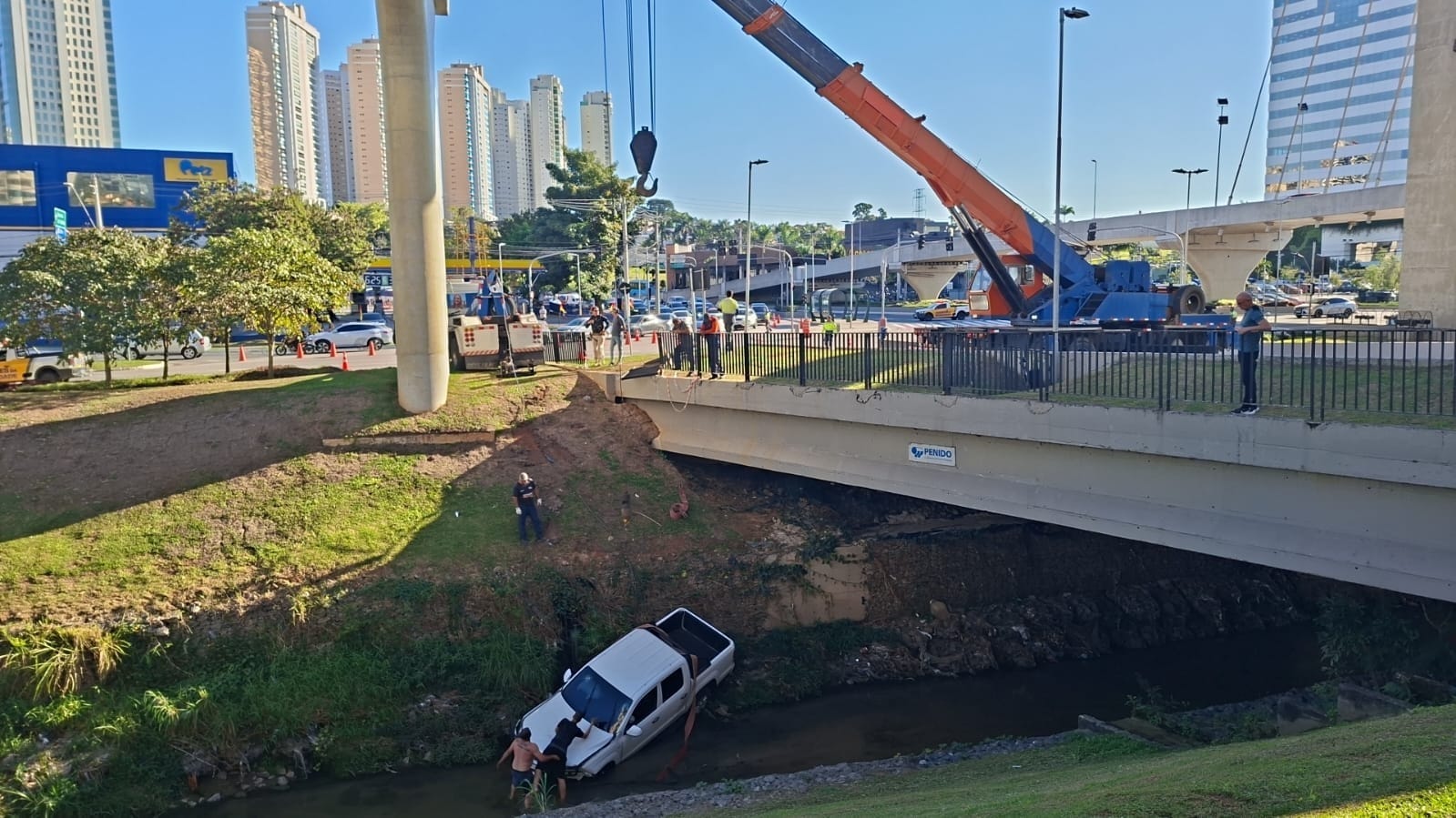 Trânsito é desviado na Ponte Estaiada para remover carro do Vidoca