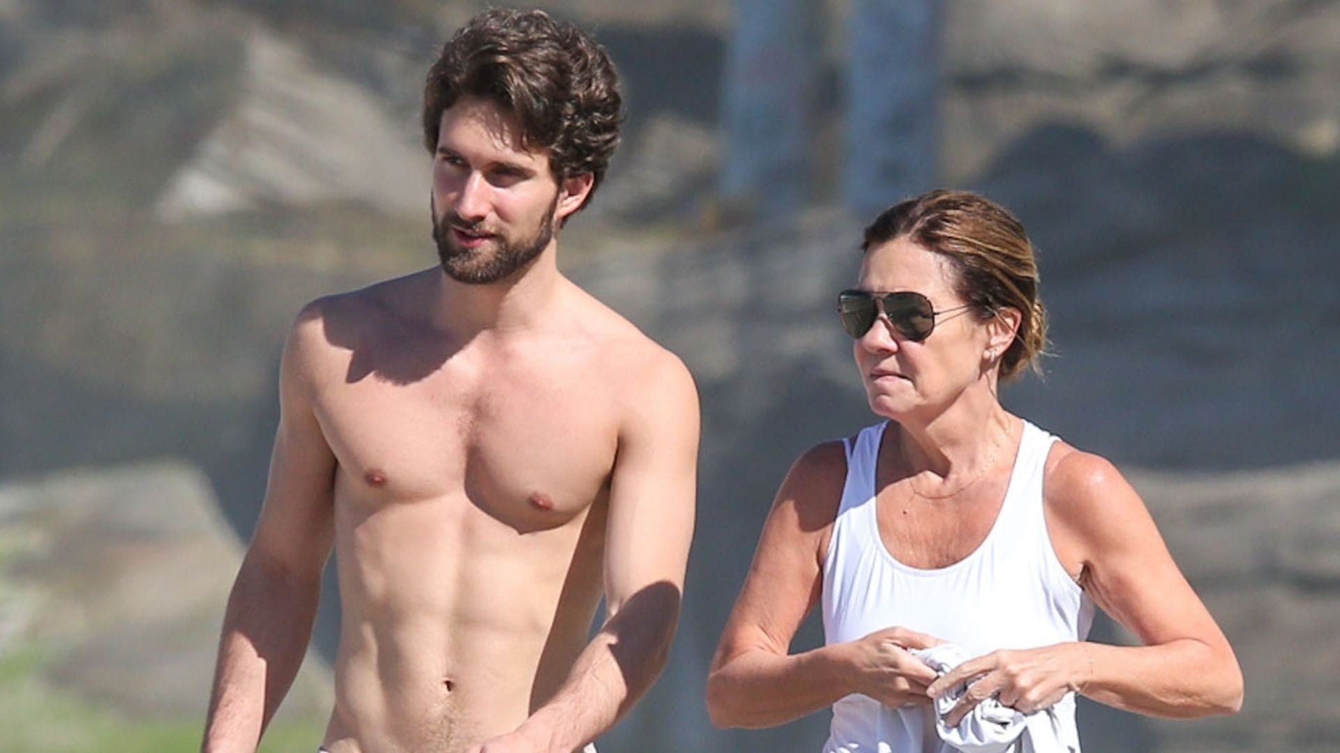 Adriana Esteves faz rara aparição com o filho, Felipe Ricca; conheça ator