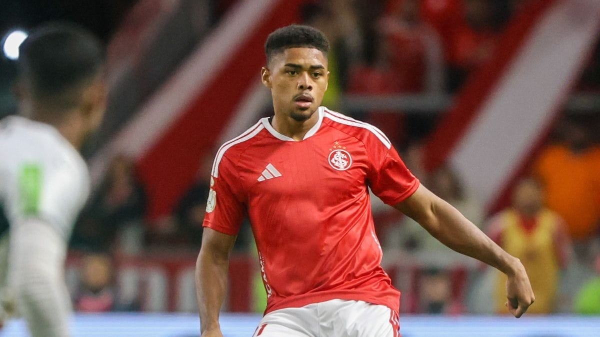 Zagueiro do Inter leva punição pesada após lesão de Gabriel Pec; confira