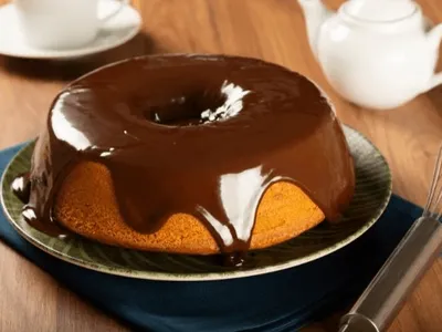 Aprenda a fazer um bolo fofinho de laranja com chocolate no liquidificador