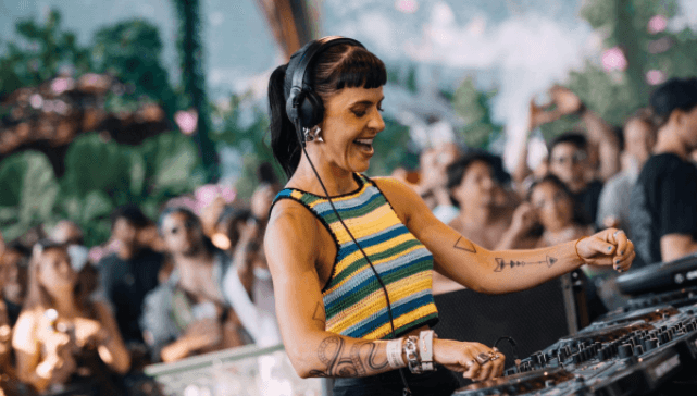 Camila Jun apresentou um set marcado pela house music e por referências à música brasileira no palco Crystal Garden