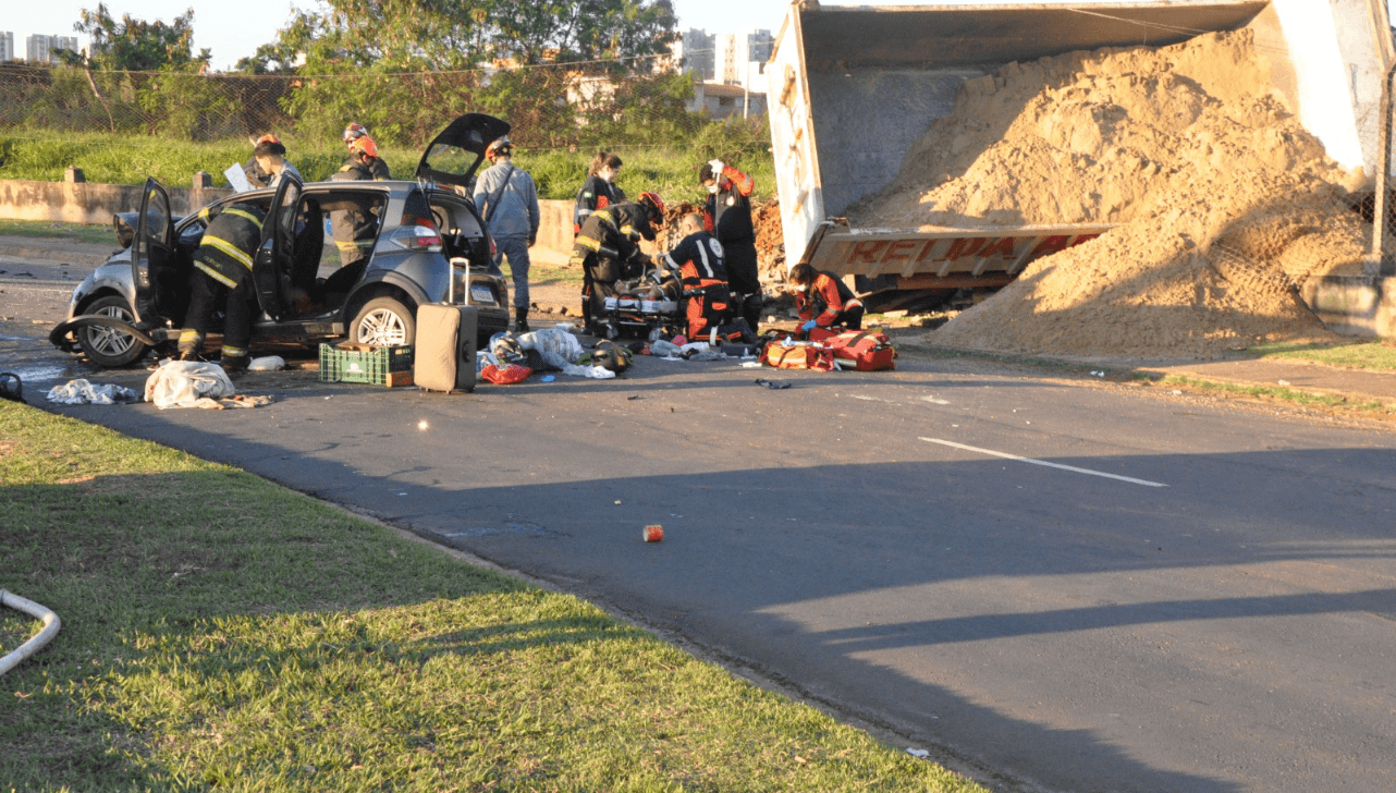 Caminhão invade pista, bate em carro e deixa cinco pessoas feridas