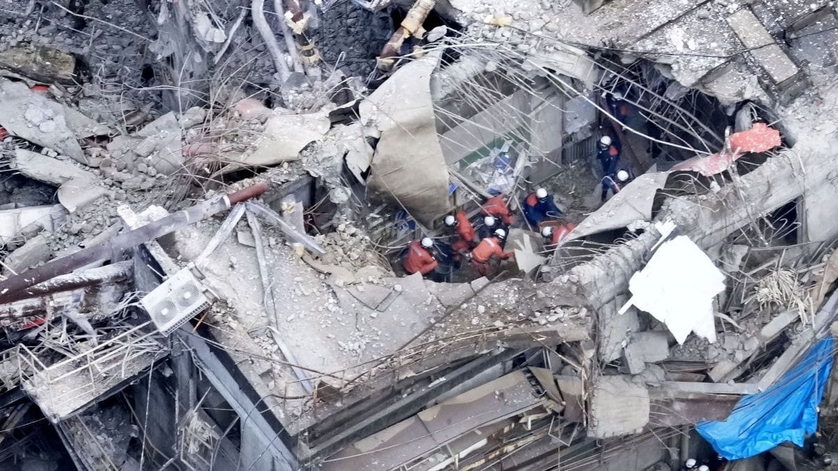 Terremoto deixa 13 mortos no Japão; socorristas buscam sobreviventes