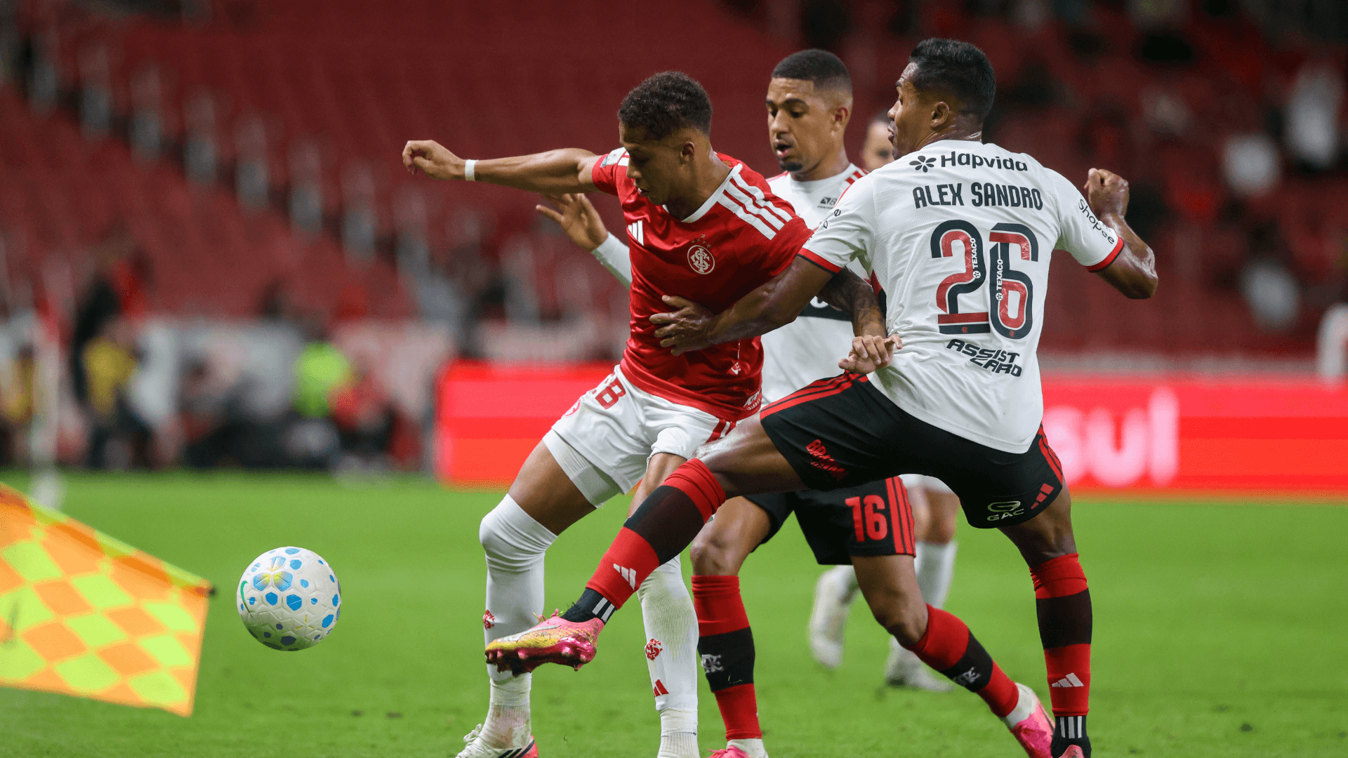 Flamengo reage e arranca empate com o Internacional no Beira-Rio