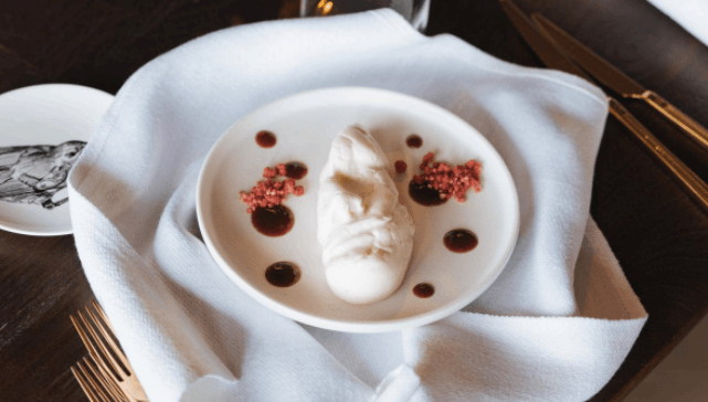 Prato servido no Tomorrowland Restaurant, que traduziu o universo Consciencia por meio da gastronomia