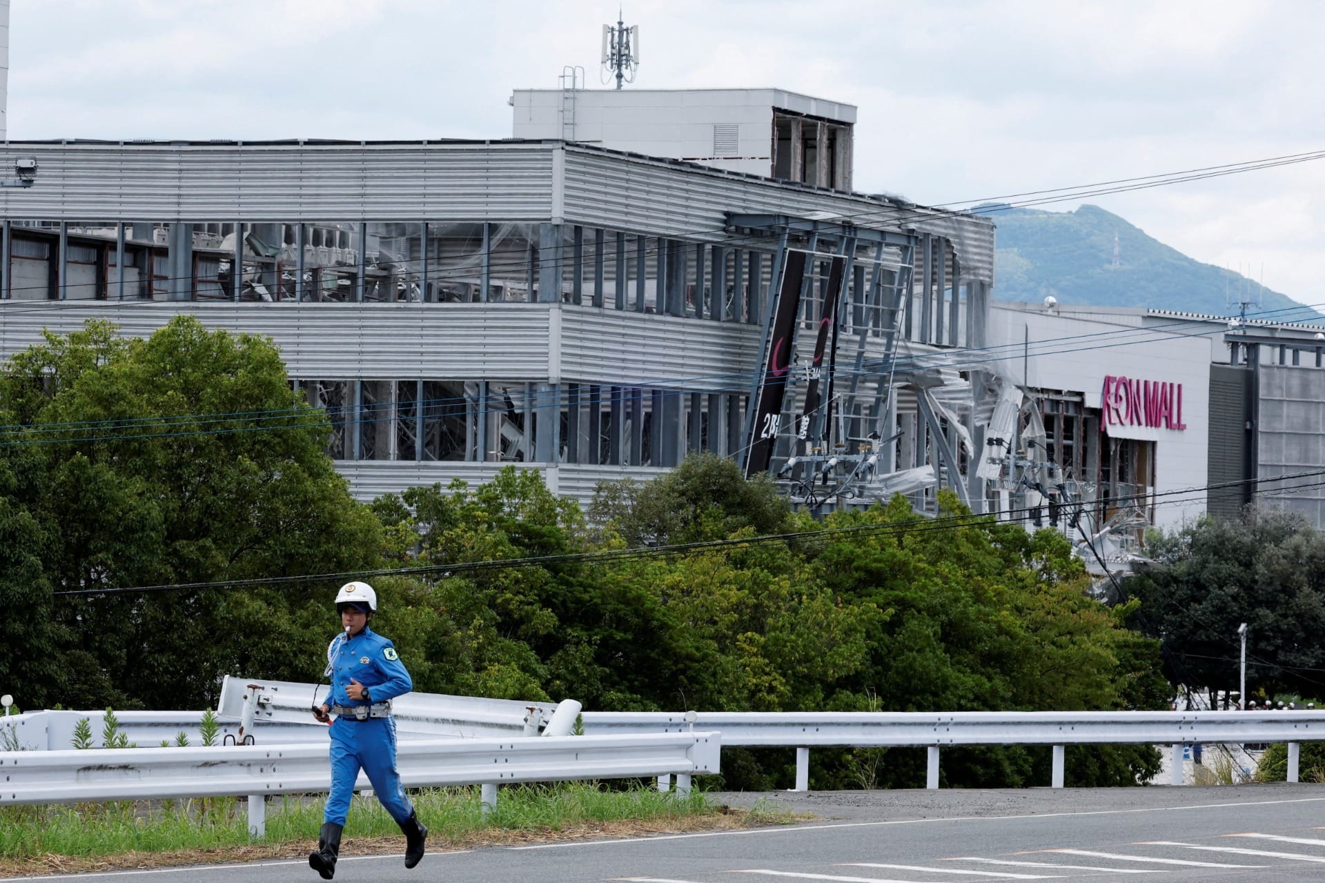 Buscas por sobreviventes seguem após terremoto e queda de shopping no Japão