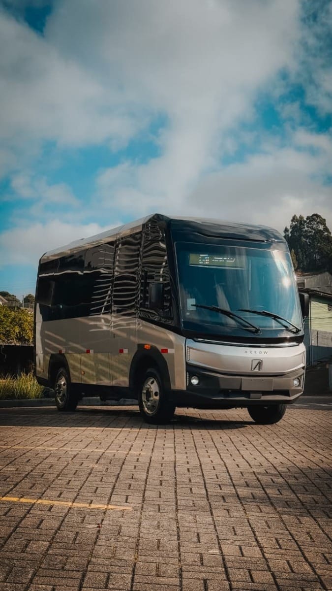 Micro-ônibus elétrico feito no RS chega ao mercado por R$ 599 mil - QTU Questões do Universo