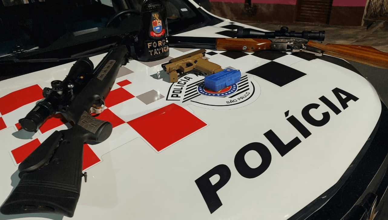 As duas espingardas de pressão foram devolvidas ao homem