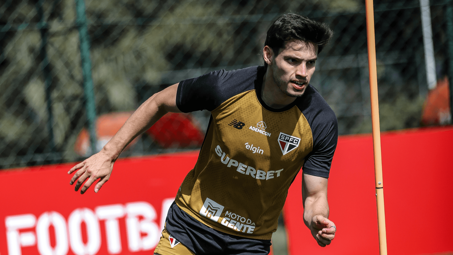 Volante titular do São Paulo treina separado após dores no joelho