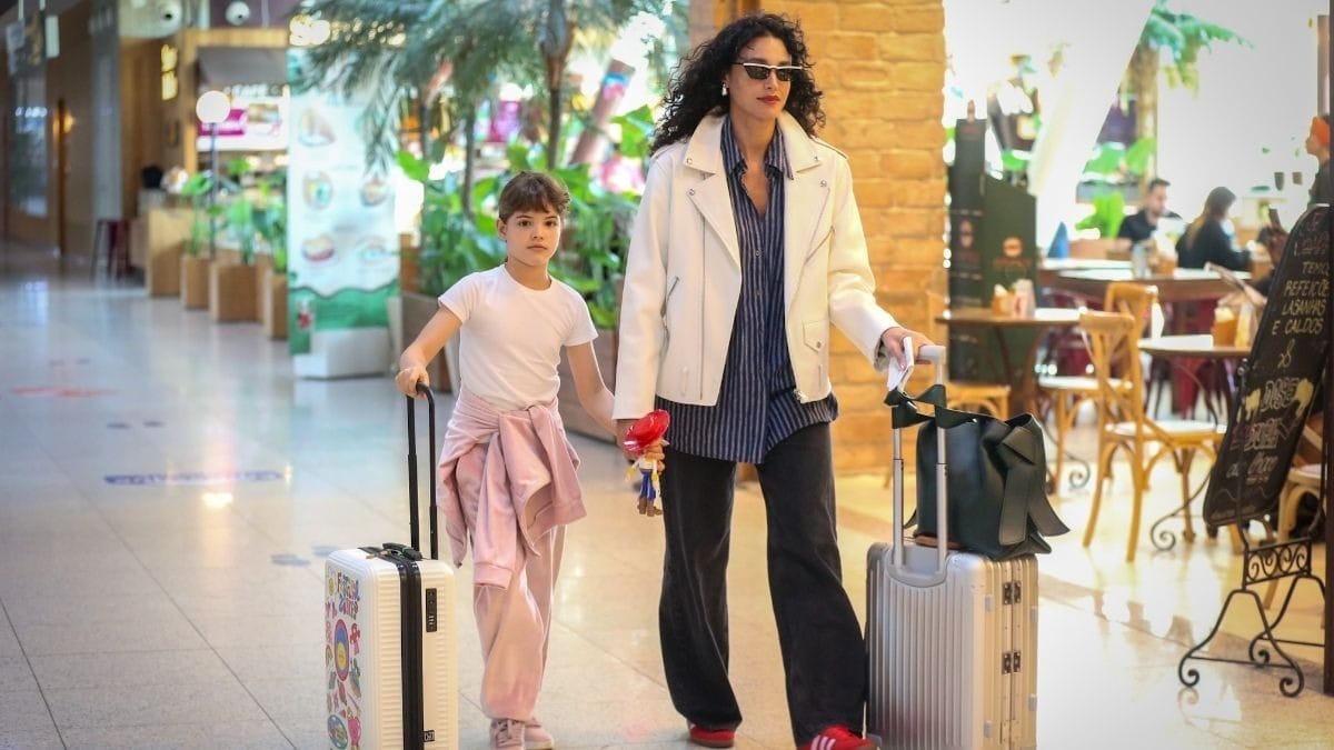 Débora Nascimento é vista com a filha, Bella Loreto, em aeroporto do RJ - QTU Questões do Universo