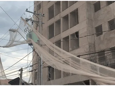 Carro é atingido por cabo de alta tensão na cidade de Botucatu
