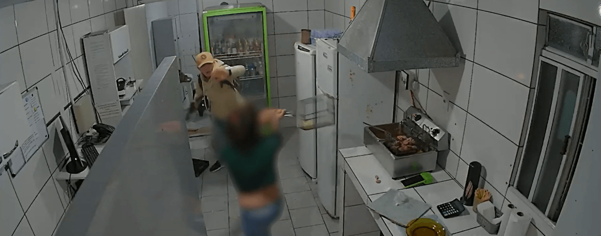 Funcionária joga óleo quente em ladrão durante assalto em Curitiba - QTU Questões do Universo