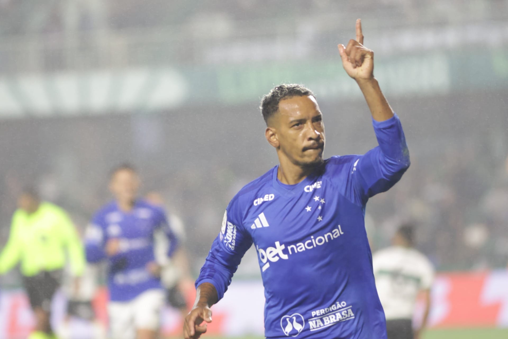 Cruzeiro vence o Coritiba e encosta no G5 do Brasileirão; assista o gol