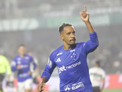 Cruzeiro vence o Coritiba e encosta no G5 do Brasileirão; assista o gol
